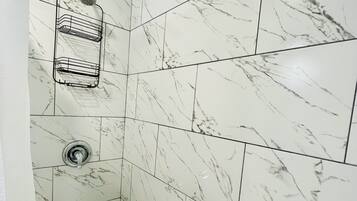 Sèche-cheveux, serviettes fournies, savon, shampoing