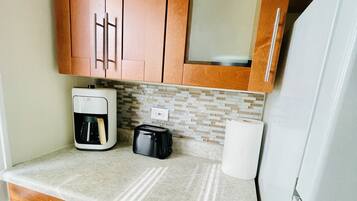 Kylskåp, mikrovågsugn, ugn och spishäll