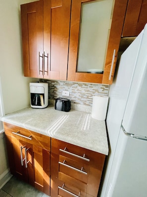 Een koelkast, een microgolfoven, een oven, een kookplaat