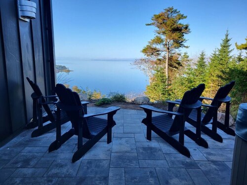 Peaceful 2-Bedroom Coastal Cottage with Hot Tub