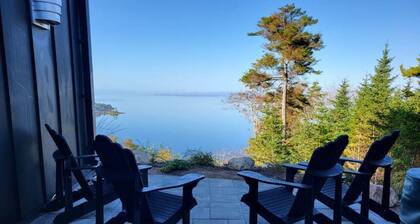 Peaceful 2-Bedroom Coastal Cottage with Hot Tub
