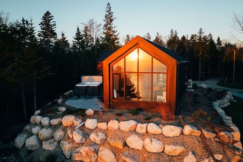 Peaceful 2-Bedroom Coastal Cottage with Hot Tub