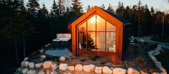 Peaceful 2-Bedroom Coastal Cottage with Hot Tub