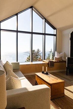 Smart TV, fireplace, stereo