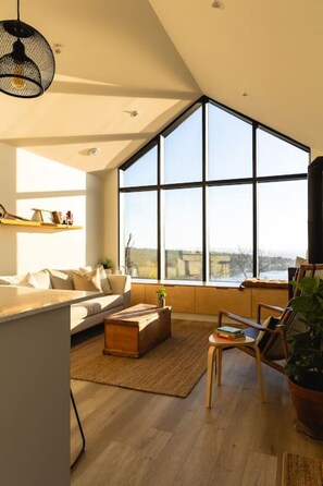 TV, fireplace, stereo