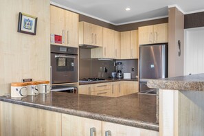 Køleskab, mikrobølgeovn, opvaskemaskine, brødrister