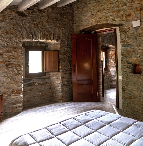 4 chambres, bureau, Wi-Fi gratuit, draps fournis