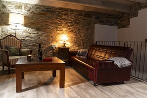 Smart TV, chimenea, libros, monitor de computadora