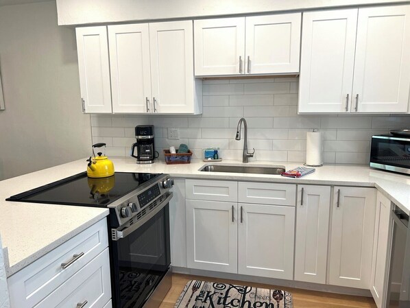 Horno, parrilla de estufa, lavavajillas y cafetera y tetera 