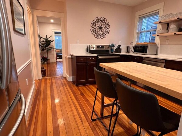 Kjøleskap, oppvaskmaskin og kjøkkenutstyr