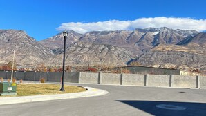 Property grounds - Cozy, Modern home in Lindon. (North)