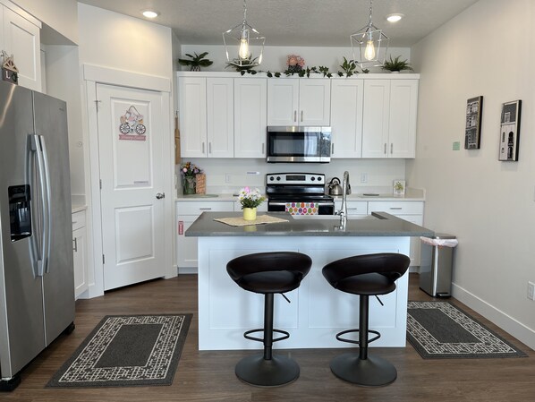 Kühlschrank, Mikrowelle, Ofen, Herdplatte