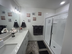 تجهيزات دش، مجففات شعر، مناشف، صابون