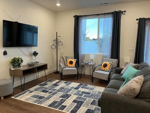 Cozy, Modern home in Lindon.
