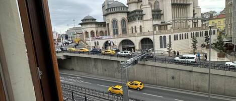 1 bedroom, desk, blackout curtains, soundproofing