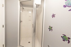 Douche, baignoire à jets, serviettes fournies