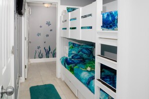 2 chambres, bureau, fer et planche à repasser, lit de bébé portatif