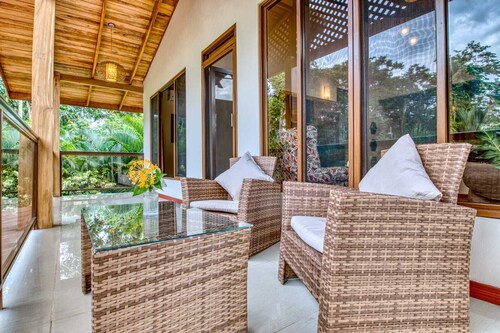 lazy parrots' luxury apartment#3: ✔pool ✔beach path✔breakfast