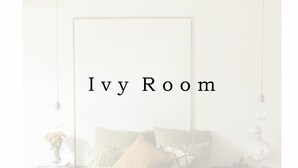 Un dormitorio con cama, mesitas de noche y un espejo.