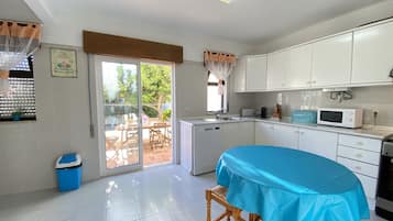 Een koelkast, een magnetron, een oven, een vaatwasser