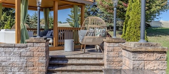 VellaVue Luxury Estate: Private Indoor Pool, Sauna, Gym & Theater – Sleeps 20