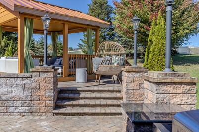 VellaVue Luxury Estate: Private Indoor Pool, Sauna, Gym & Theater – Sleeps 20