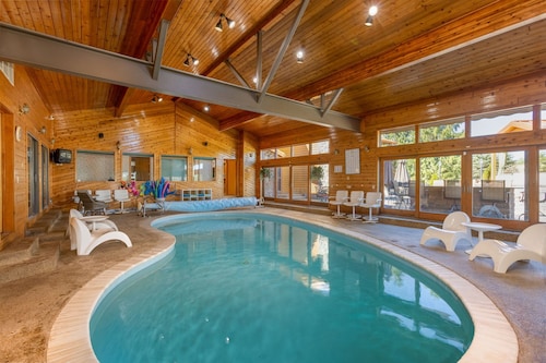 VellaVue Luxury Estate: Private Indoor Pool, Sauna, Gym & Theater – Sleeps 20