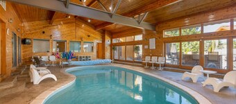 VellaVue Luxury Estate: Private Indoor Pool, Sauna, Gym & Theater – Sleeps 20