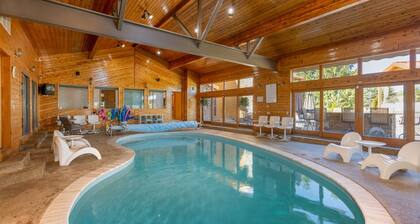 VellaVue Luxury Estate: Private Indoor Pool, Sauna, Gym & Theater – Sleeps 20