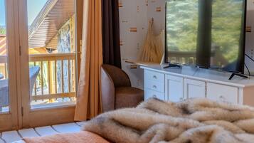 6 bedrooms, desk, iron/ironing board, free WiFi