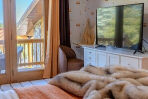 6 bedrooms, desk, iron/ironing board, free WiFi