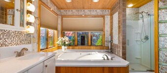 VellaVue Luxury Estate: Private Indoor Pool, Sauna, Gym & Theater – Sleeps 20