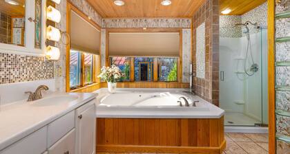 VellaVue Luxury Estate: Private Indoor Pool, Sauna, Gym & Theater – Sleeps 20