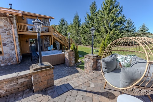 VellaVue Luxury Estate: Private Indoor Pool, Sauna, Gym & Theater – Sleeps 20