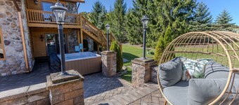 VellaVue Luxury Estate: Private Indoor Pool, Sauna, Gym & Theater – Sleeps 20