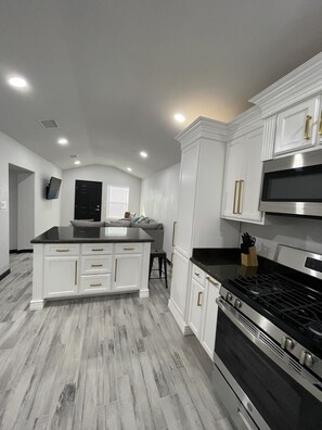 Frigorífico, microondas, horno y placa de cocina