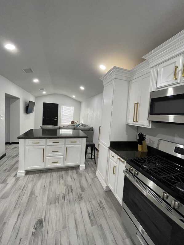 Refrigerador, microondas, horno y parrilla de estufa 