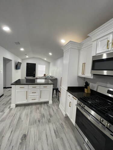 Ultra Modern 2 Bedroom 2 Bath Home Centrally Located!