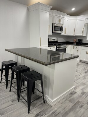 Fridge, microwave, oven, stovetop - Ultra Modern 2 Bedroom 2 Bath Home Centrally Located! (Del Rio)