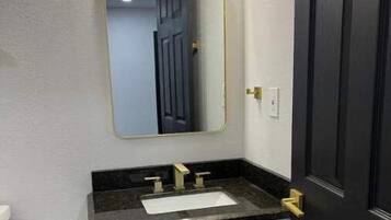 Towels, shampoo, toilet paper