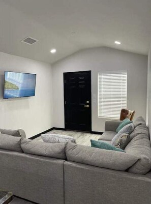 Smart TV - Ultra Modern 2 Bedroom 2 Bath Home Centrally Located! (Del Rio)