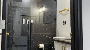 Towels, shampoo, toilet paper