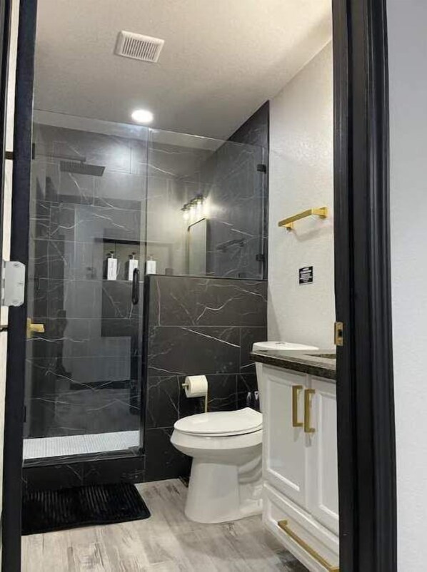 Towels, shampoo, toilet paper