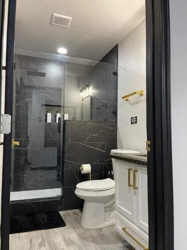 Ultra Modern 2 Bedroom 2 Bath Home Centrally Located!