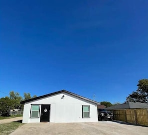 Exterior - Ultra Modern 2 Bedroom 2 Bath Home Centrally Located! (Del Rio)