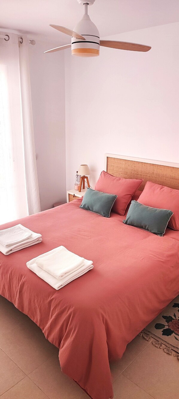 1 soverom, skrivebord, strykejern/-brett og wi-fi (inkludert)