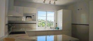 Fridge, microwave, stovetop, dishwasher - Modern Penthouse w/Rooftop Terrace, Parking + Lift, 360 Views + Optional Hot Tub (Cómpeta)