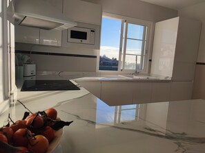 Kühlschrank, Mikrowelle, Herdplatte, Geschirrspüler