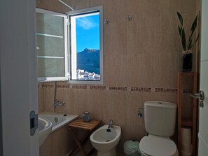 Hårføner, bidé, håndklær og såpe