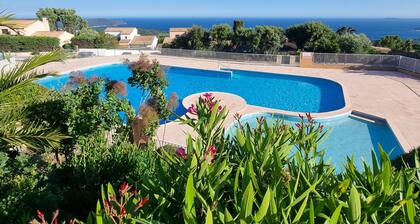 Apartment L'Azur: Spacious terrace with panoramic views, pool